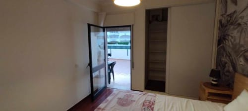 Quarto luminoso em apartamento em Albufeira com cama, acesso à varanda e comodidades modernas