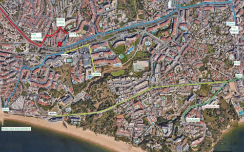 Mapa aéreo de Albufeira mostrando a localização da Albufeira Inn perto da Praia dos Pescadores com rotas de caminhada marcadas