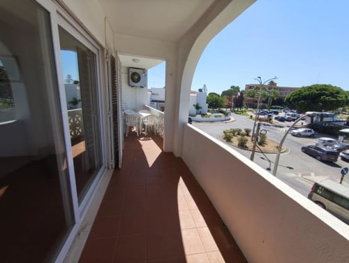 Terraço amplo com vista para o mar no Albufeira Inn, mobiliário exterior e estacionamento em Praia dos Aveiros