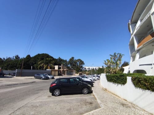 Edifício de apartamentos Albufeira Inn com estacionamento e vista para o oceano, Praia dos Aveiros, Portugal