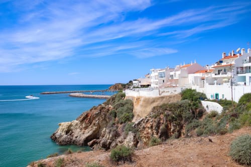 Albufeira Inn, pousada à beira do penhasco com vista para o azul-turquesa do Mar Mediterrâneo, edifícios brancos e costa rochosa