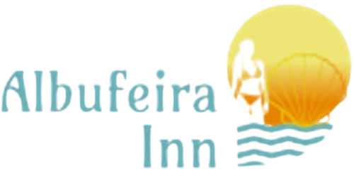 Logo da Albufeira Inn com surfista estilizado em onda ao pôr do sol, representando a pousada à beira-mar em Albufeira, Portugal