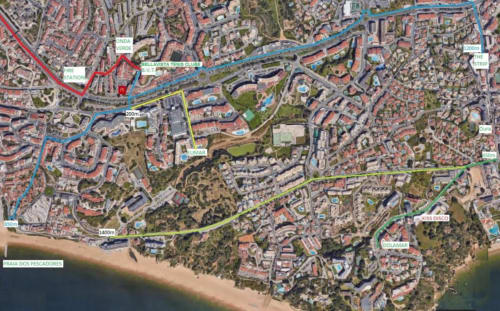 Mapa aéreo de Albufeira, Portugal mostrando localização do apartamento Edifício Elimar 5 perto da praia e clube de ténis com rotas marcadas