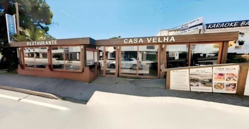 Fachada do Restaurante Casa Velha em Albufeira, Portugal com pérgula de madeira e área de estar em terraço