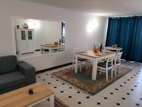 Espaço de estar moderno no Albufeira Inn com mesa de jantar, cozinha e confortável área de estar com vista para a piscina
