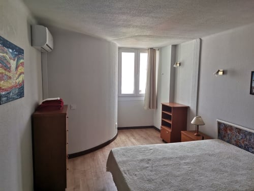 Quarto espaçoso na Albufeira Inn com cama de casal, móveis de madeira e varanda com vista para a piscina