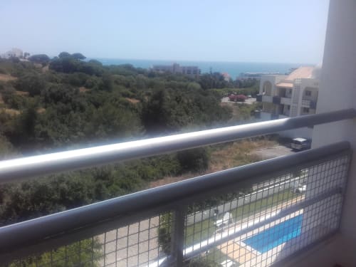 Vista da varanda do Mar Mediterrâneo e litoral de Albufeira do apartamento Edifício Elimar 3 com piscina abaixo