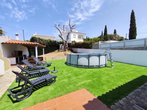 Villa em Albufeira com jardim, piscina, espreguiçadeiras, pátio e casarões brancos em Olhos de Água, Portugal