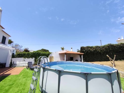Piscina acima do solo no jardim da Vila Mulatinho, Albufeira Inn, Olhos de Água Portugal