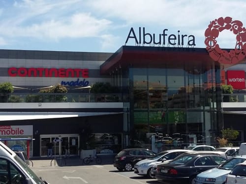 Centro comercial Albufeira Inn com estacionamento e lojas em Albufeira, Portugal