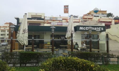 Restaurante McDonald's com espaço de refeição ao ar livre em Albufeira, Portugal, perto do Bellavista Tenis Clube