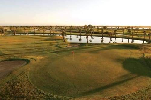 Campo de golfe do Bellavista Tenis Clube com greens impecáveis, obstáculos de água e palmeiras em Albufeira, Portugal