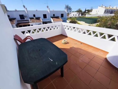 Terraço com churrasqueira preta e azulejos em terracota na Villa Mulatinho em Olhos de Água, Albufeira