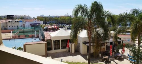 Apartamento Albufeira com piscina, palmeiras e terraço ajardinado com vista para a cidade, Portugal
