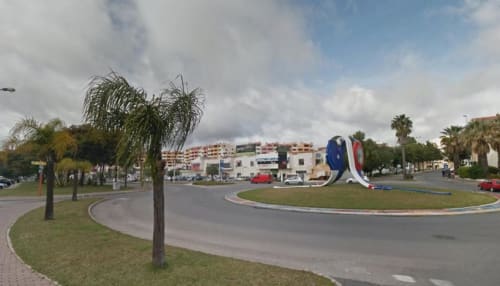 Rotunda com palmeiras e grande escultura decorativa em Albufeira, Portugal, perto do complexo de apartamentos Albufeira Inn