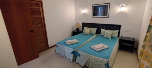 Camas gêmeas com roupa de cama turquesa no apartamento Bellavista Tenis Clube da Albufeira Inn, Portugal