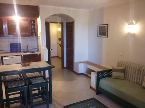 Estúdio integrado no Albufeira Inn com cozinha americana, mesa de jantar, cama e sala de estar em Albufeira, Portugal