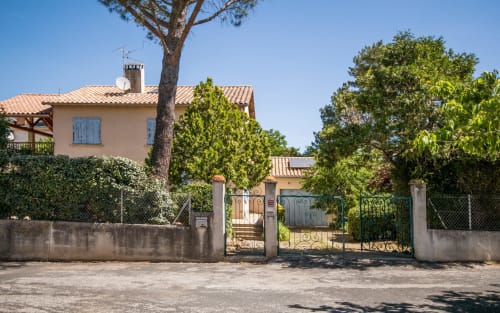 Encantadora villa en Millau con tejado de terracota, contraventanas azules, piscina privada, jardines frondosos y portón seguro