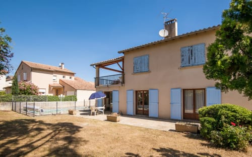 Villa rústica francesa en Millau con contraventanas azules, piscina, jardín en terrazas y aparcamiento privado