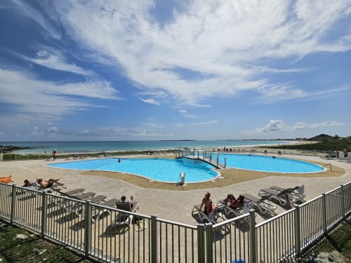Piscine lagon aux eaux turquoise dominant les Caraïbes à Grimaud Locations, Cul-de-Sac, Saint-Martin
