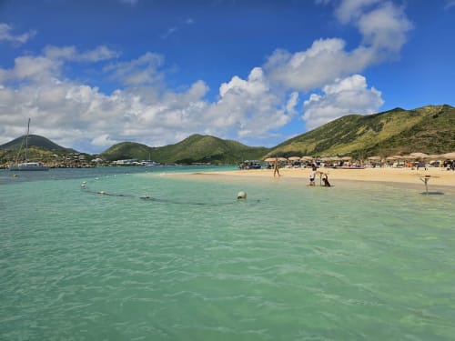 Plage de lagon turquoise à Grimaud Locations en Cul-de-Sac, Saint-Martin avec voiliers et collines verdoyantes