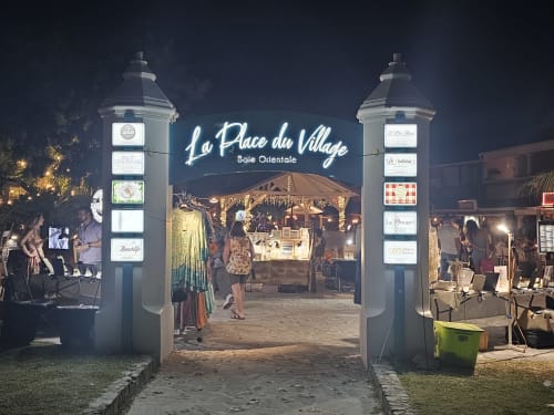 Entrée du marché nocturne de La Place du Village à Baie Orientale, Saint-Martin avec arche illuminée