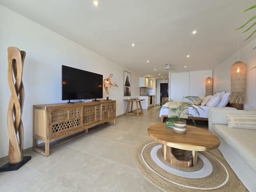 Appartement studio moderne Grimaud Locations : mobilier bois, TV écran plat, balcon vue mer à Cul-de-Sac