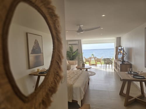 Appartement Paradise Lagoon à Grimaud Locations en impasse, vue mer, mobilier moderne et balcon en bord de plage