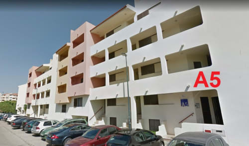 Edifício de apartamentos Albufeira Inn bloco A5, exterior com carros estacionados e céu limpo, Portugal