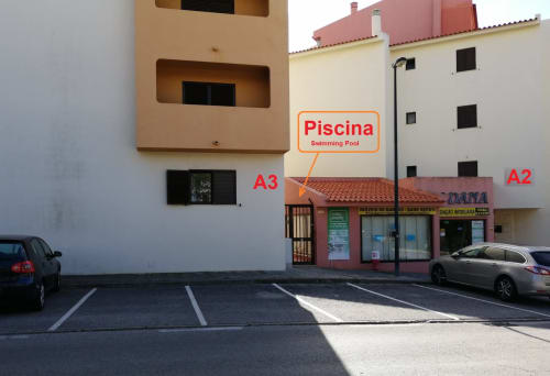 Complexo de apartamentos Albufeira Inn com estacionamento, placa de piscina e loja Dana em Portugal
