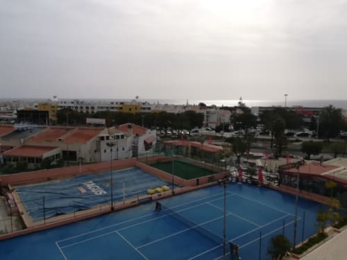 Quadras do Bellavista Ténis Clube em Albufeira, Portugal com vista para a cidade e edifícios residenciais