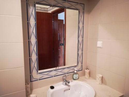 Lavatório moderno com espelho decorativo emoldurado na suíte Bellavista Ténis Clube do Albufeira Inn