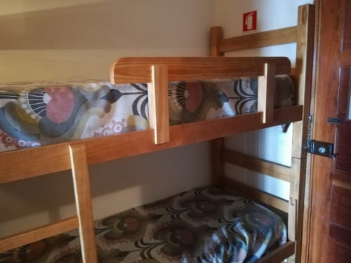 Beliches de madeira com roupa de cama colorida no quarto do apartamento Albufeira Inn, Bellavista Ténis Clube, Portugal