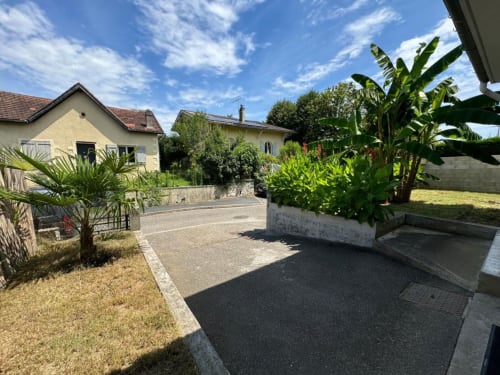 Allée de la Villa des Palmiers BnB à Villeneuve-sur-Lot avec maison beige, plantes tropicales et jardins aménagés