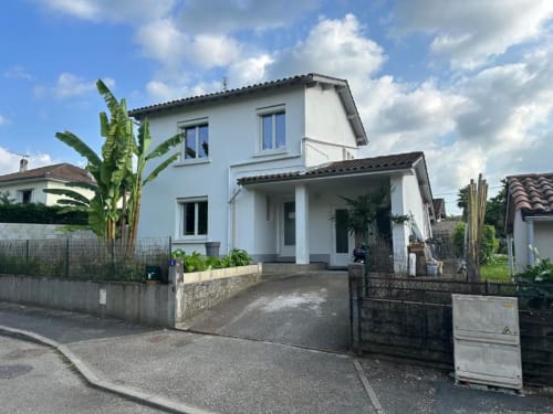 Villa des Palmiers B&B, maison blanche avec terrasse et plantes tropicales à Villeneuve-sur-Lot