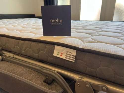 Matelas Mello exposé sur un cadre de lit à la Villa des Palmiers à Villeneuve-sur-Lot