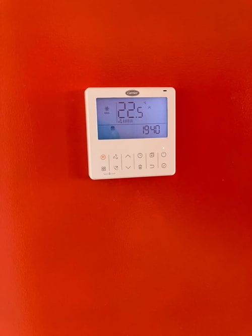 Carrier digital thermostat displaying 22.5°C temperature in YaYaCaSa Ocre apartment at SAMYAflat Tangier with climate control