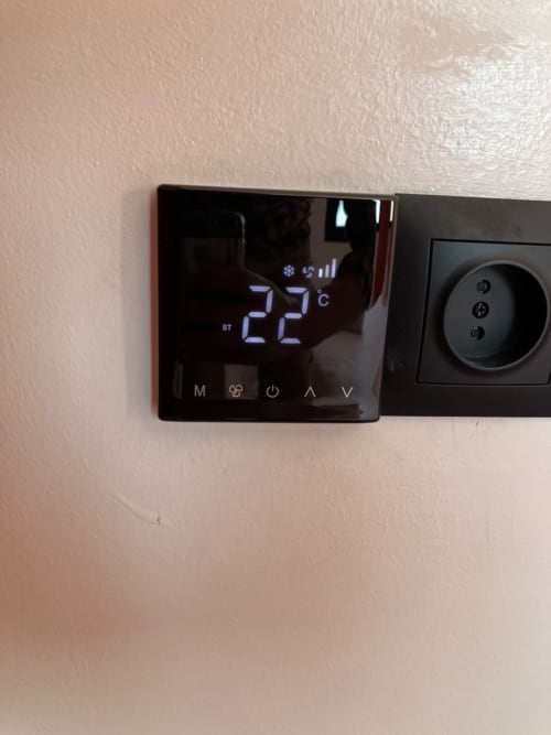 Digital thermostat displaying 22°C in YaYaCaSa Ocre apartment at SAMYAflat, Tanger with climate control features