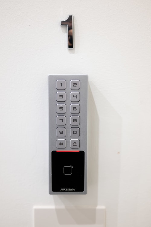 Pannello di controllo accessi Hikvision montato su parete bianca presso l'appartamento Newhouse a Modugno