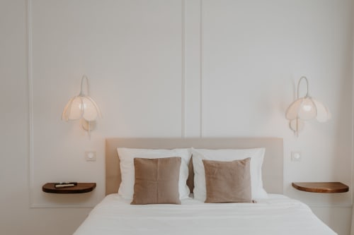Chambre Rose de la Villa des Fleurs B&B à Blonville sur Mer, avec lit moderne à tête de lit beige et luminaires suspendus