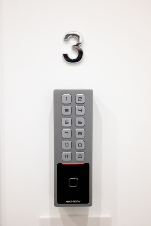 Sistema tastiera Hikvision con pulsanti numerati presso l'Hotel Newhouse Bari, Camera Francy 3