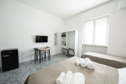Newhouse Francy, trilocale a Bari con letto, TV, tavolo da pranzo e vista sulla città