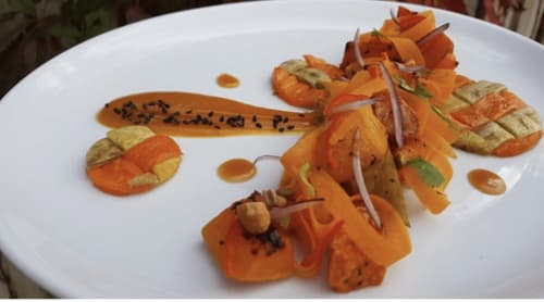 Assiette de gastronomie fine avec préparations de carottes rôties et graines à Villa Avril & Spa à Sélestat