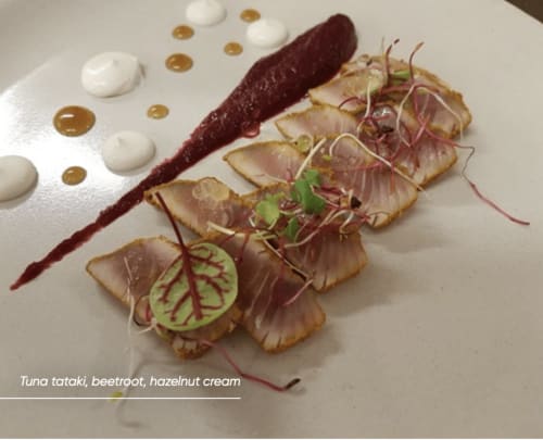 Tataki de thon avec crème de noisette et betterave, présentation gastronomique à Villa Avril & Spa, Sélestat.