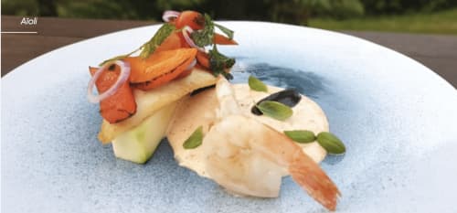 Plat de fruits de mer élégamment dressé avec poisson, légumes et microherbes à Villa Avril & Spa à Sélestat
