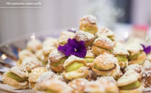 Petits choux à la crème de pistache saupoudrés de sucre glace à la Villa Avril & Spa à Sélestat, France