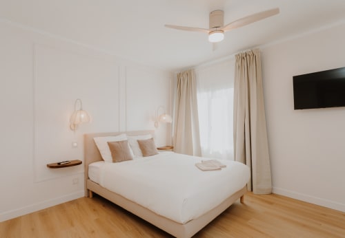 Chambre lumineuse et contemporaine à la Villa des Fleurs avec lit queen-size, parquet et vue sur la ville