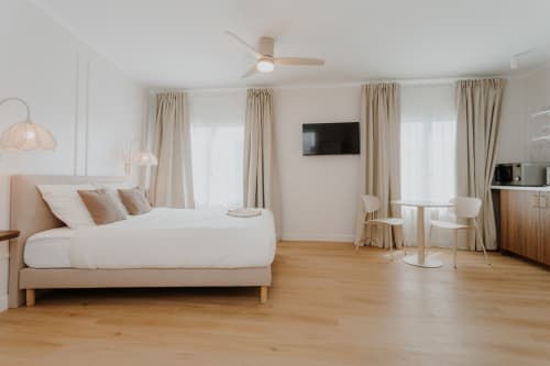 Spacieuse chambre Tulipe à la Villa des Fleurs B&B à Blonville sur Mer, parquet, décoration épurée et vue sur la ville