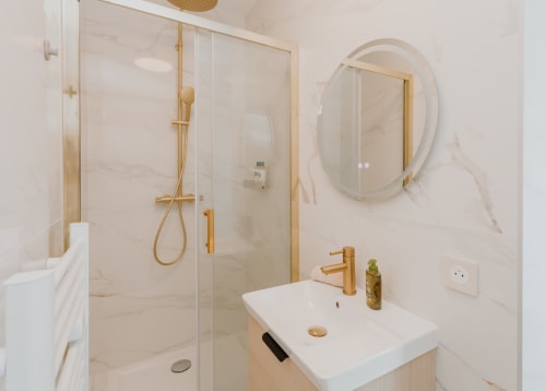 Salle de bains contemporaine de la chambre Tulipe à Villa des Fleurs, Blonville sur Mer, avec fixtures en laiton et murs en marbre