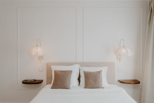 Chambre moderne de la Villa des Fleurs à Blonville sur Mer avec luminaires suspendus élégants et décoration épurée